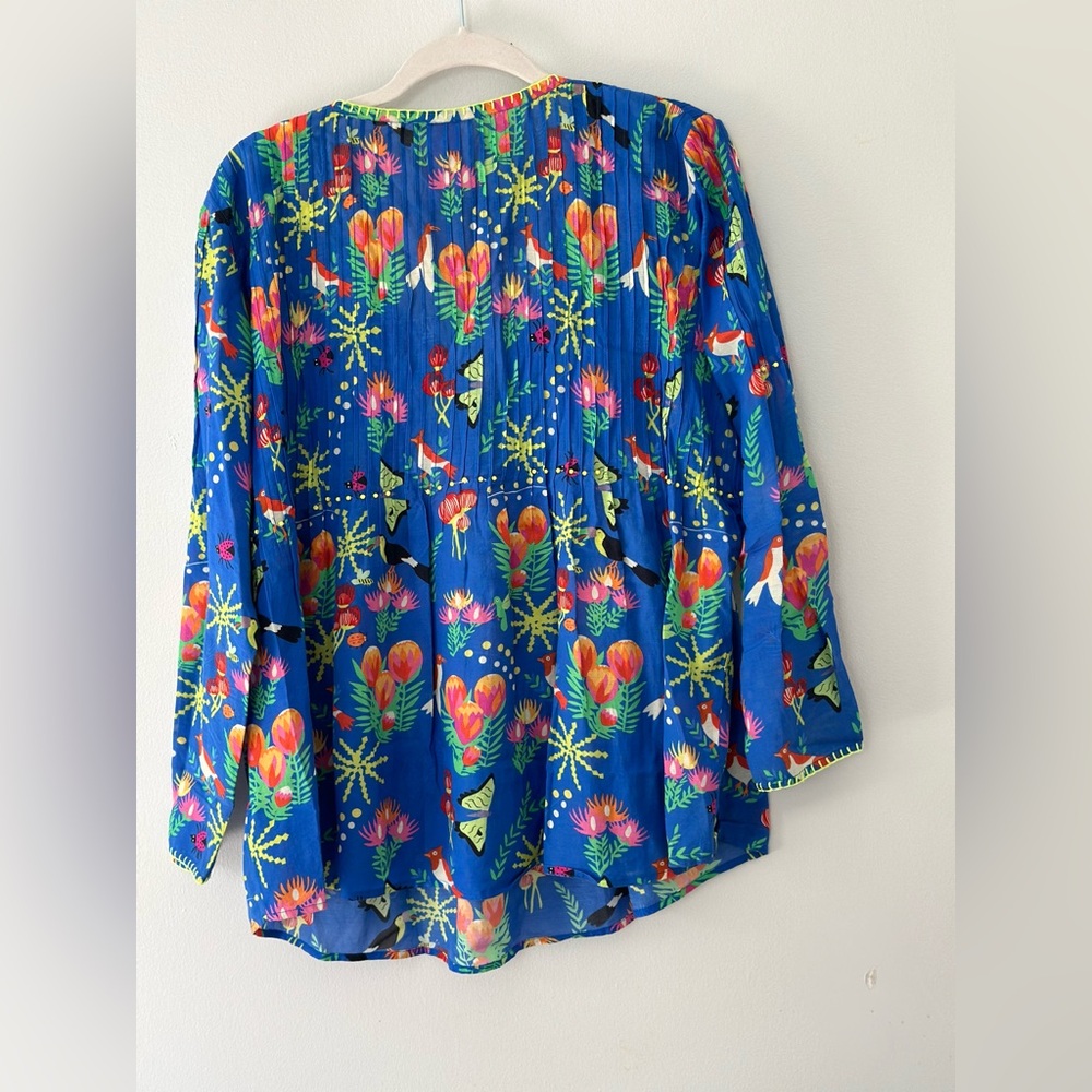 Nimo with love woman’s Blue Floral Blouse with V-Neck - Picture 2 of 5